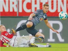  ??  ?? Orban, capitão do RB Leipzig, cruza apesar da oposição