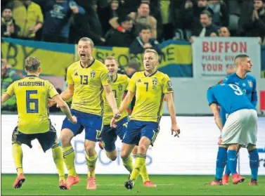  ??  ?? LA CELEBRACIÓ­N. Johansson hizo el único tanto del partido a favor de Suecia.