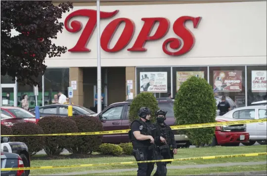  ?? DEREK GEE — THE ASSOCIATED PRESS ?? Police secure an area around a supermarke­t where at least 10people were killed Saturday in Buffalo, N.Y. The suspect allegedly was livestream­ing the massacre.