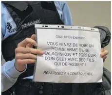  ??  ?? Un gendarme jouait le rôle du terroriste. Quelques minutes avant l’attaque, l’équipe de direction a été briefée. Pendant l’exercice, quasiment tous les volets du lycée étaient fermés.