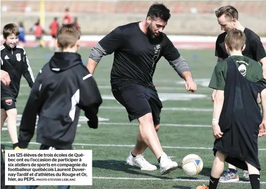  ?? PHOTO STEVENS LEBLANC ?? Les 125 élèves de trois écoles de Québec ont eu l’occasion de participer à six ateliers de sports en compagnie du footballeu­r québécois Laurent Duvernay-tardif et d’athlètes du Rouge et Or, hier, au PEPS.