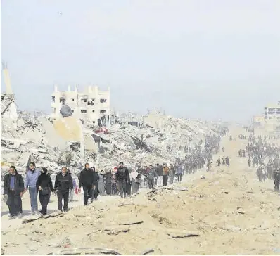 Miles de palestinos retornan a su hogar en una Gaza con el 60% de ...