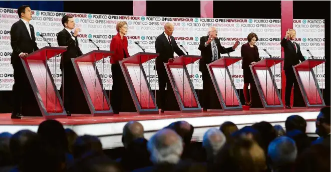  ?? Justin Sullivan - 19.dez.19/AFP ?? Os candidatos Andrew Yang, Pete Buttigieg, Elizabeth Warren, Joe Biden, Bernie Sanders, Amy Klobuchar e Tom Steyer participam de debate em Los Angeles