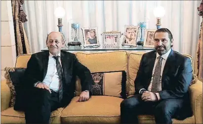  ?? RANIA SANJAR / AFP ?? Jean-Yves Le Drian amb Saad Hariri a la residència del polític libanès a Riad