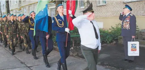 ??  ?? В 103-й бригаде помнят и чтят своих ветеранов: поздравлен­ия принимает Иван Савченко.
