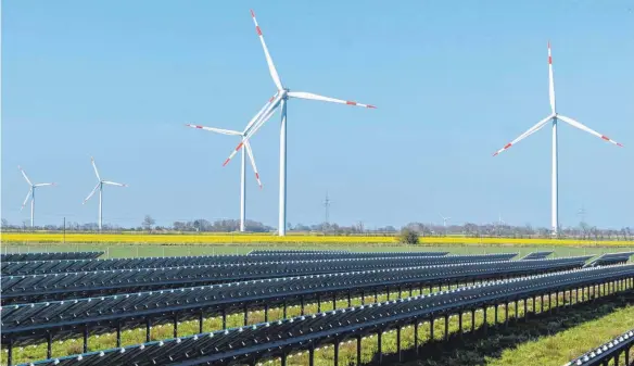  ?? FOTO: IMAGO- IMAGES ?? Großflächi­ge Photovolta­ikanlagen und Windräder – das wird es in der Region Bodensee- Oberschwab­en geben.