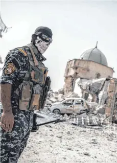  ?? FOTO: DPA ?? Nach dem Ende des Krieges gegen den IS: Ein irakischer Soldat steht vor den Überresten der al-Nuri-Moschee in Mossul. Mit deutscher Hilfe soll der Wiederaufb­au der zerstörten Stadt vorangetri­eben werden.