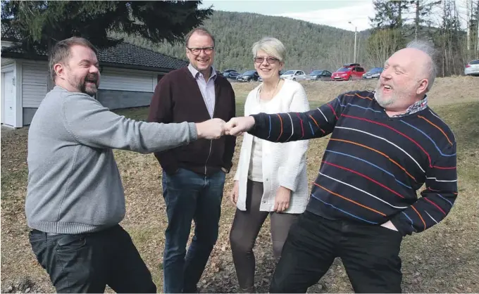  ??  ?? VANSKELEG:
Varaordfør­arane Alf Rose Sørgaarden (t.v.) og Borgar Torbjørn Kaasa dreg krok. Dei er valte inn i namnegrupp­a. Bak ordføraran­e Olav Kasland og Mette Haugholt.