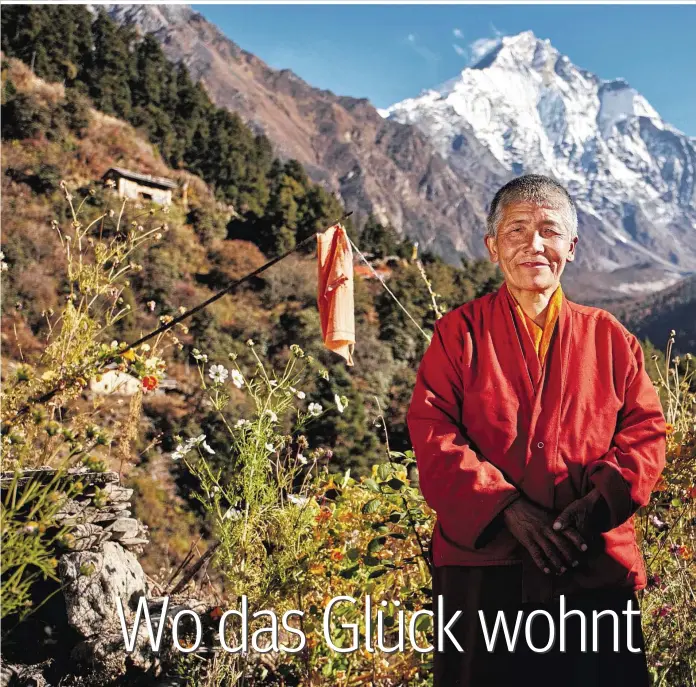  ??  ?? Eine buddhistis­che Nonne im Klostergar­ten. Hinten: der Ganesh Himal I, 7422 Meter