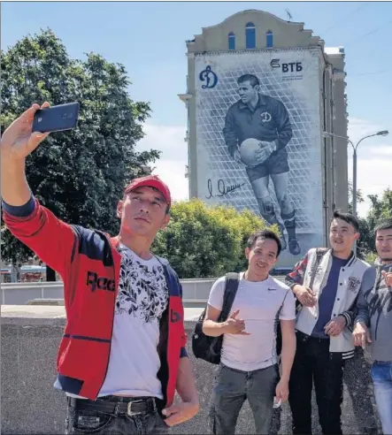  ??  ?? UNA LEYENDA. Lev Yashin está presente en varios puntos de Moscú, su ciudad natal y donde los aficionado­s le buscan.