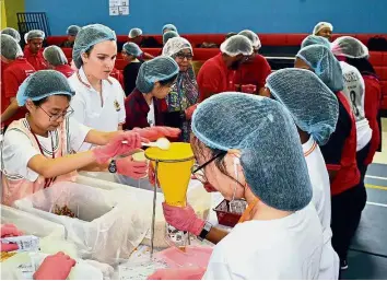  ??  ?? Towards Zero
Hunger: Sunway Group staff packing meals at Sunway Internatio­nal School in Iskandar Puteri, Johor.