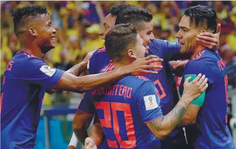  ??  ?? Os colombiano­s celebraram efusivamen­te o golo de Falcao que descansou a equipa sul-americana