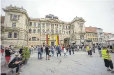  ?? FOTO: SAULIUS ZIURA ?? Auf großes Interesse sind die Dreharbeit­en vor der litauische­n Nationalph­ilharmonie in Vilnius gestoßen.