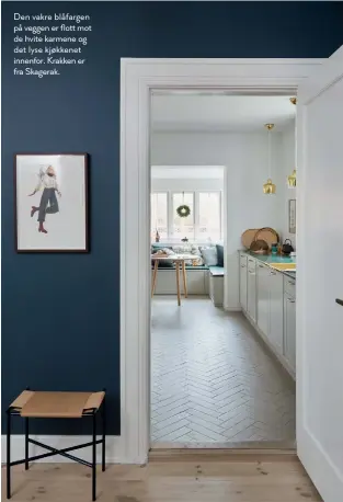  ??  ?? Den vakre blåfargen på veggen er flott mot de hvite karmene og det lyse kjøkkenet innenfor. Krakken er fra Skagerak.