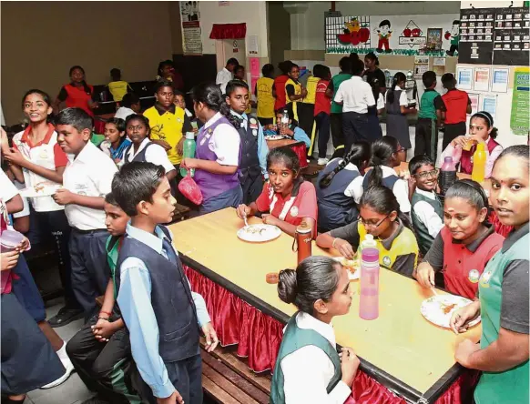  ??  ?? Students enjoying their food during recess at SJK( T) Ladang Edinburgh.