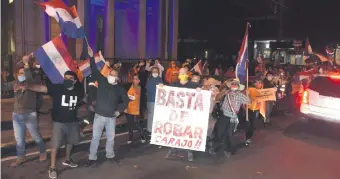  ??  ?? La activista de “Somos Anticorrup­ción Paraguay” María Esther Roa encabezó la “Caravana contra la corrupción y la impunidad” el 3 de junio de 2020, en plena cuarentena sanitaria.