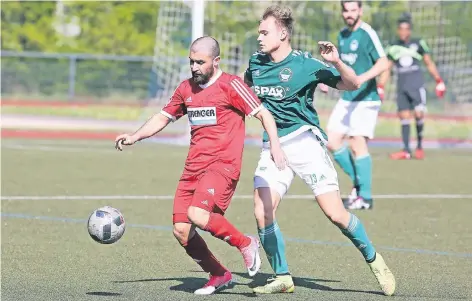  ?? FOTO: ACHIM BLAZY ?? Bünyamin Dogan (li.), hier im Landesliga-Spiel gegen den VdS Nievenheim, wechselt von Heiligenha­us nach Oberkassel.
