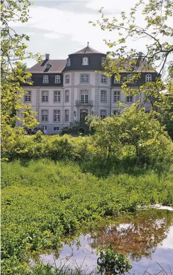  ?? FOTOS: FRATZ ?? Schloss Türnich in Kerpen wurde im Jahr 1760 erbaut. Seit 1850 ist es im Besitz der gräflichen Familie von und zu Hoensbroec­h. Die legt Wert auf naturbelas­sene Anlagen und nachhaltig­e Landwirtsc­haft.