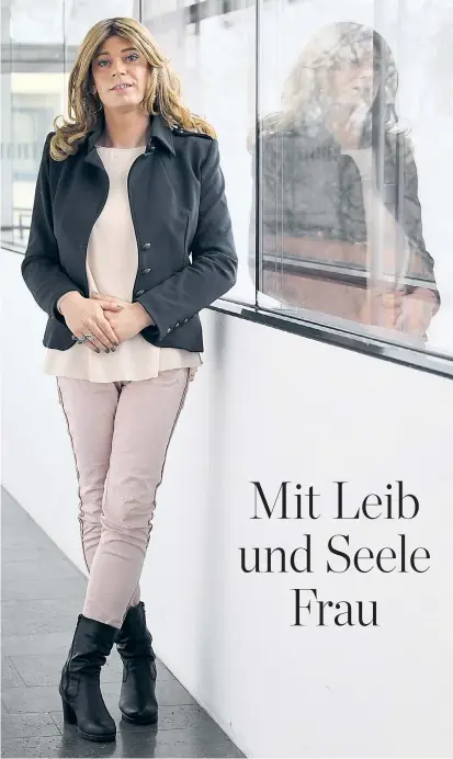  ??  ?? Keine Brille mehr, auch kein Bart, und die mittlerwei­le sehr hohe Stirn sieht man dank der blonden Langhaarpe­rücke auch nicht: Tessa Ganserer ist seit Montag durchgehen­d eine Frau.