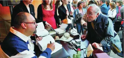  ??  ?? «El juego del ángel» vendió en una semana 250.000 ejemplares. En la imagen, firmando libros en Sant Jordi de 2008