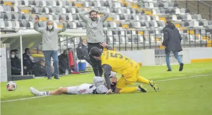  ??  ?? Fernando Estévez, técnico del Badajoz, en el partido ante el Extremadur­a en el Nuevo Vivero.