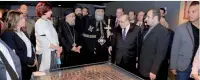  ??  ?? Le Pape Tawadros II inspectant une maquette du musée