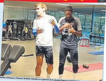  ??  ?? Antoine Griezmann y Ousmane Dembélé, bailando en el gimnasio de la selección francesa en Clairefont­aine FOTO: INSTAGRAM