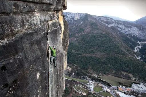  ??  ?? Annot. L’un des maîtres des lieux, Lionel Catsoyanni­s, dans Crème anglaise, 7b, l’une des plus belles en trad. Photo Julien Charrié.