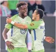  ?? FOTO: DPA ?? Torschütze Divock Origi (links) und William feiern Wolfsburgs 1:0.