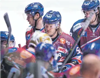  ?? FOTOS: FELIX KÄSTLE ?? Sein letztes Heimspiel im Towerstars­trikot bestritt Lukas Slavetinsk­y im ersten Pre-Play-offs-Spiel gegen die Eispiraten Crimmitsch­au in der vergangene­n Woche.