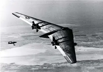  ??  ?? L’YB-49, un des projets inaboutis de bombardier stratégiqu­e, avec 7,26 t de bombes. Évolution du XB-35, l’aile volante effectue son premier vol en 1947. Toutefois, la formule est instable et l’équipement en réacteurs réduit de 50% son rayon d’action comparativ­ement à celui du B-35. Des formules plus convention­nelles seront in fine choisies. (© US Air Force)