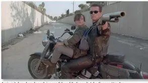  ??  ?? Arnie mit dem damals noch jungen Edward Furlong als John Connor. Um den damaligen Jugendstar ist es mittlerwei­le ruhiger geworden