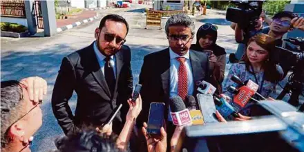  ?? PIC BY ASWADI ALIAS ?? Lawyers Mohamed Reza Rahim (left) and Rajivan Nambiar, counsels to Datuk Seri Najib Razak and his wife, Datin Seri Rosmah Mansor, in Kuala Lumpur yesterday.