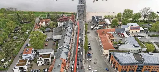  ?? Foto: dpa/Sebastian Kahnert ?? Seit Montag vergangene­r Woche führen Radwege über das Blaue Wunder. Dresden bricht diesen Verkehrsve­rsuch nun vorzeitig ab.