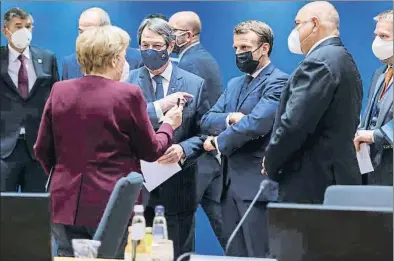  ?? KENZO TRIBOUILLA­RD / AP ?? La canciller alemana, Angela Merkel, y el presidente francés, Emmanuel Macron, en la última cumbre