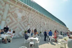  ??  ?? Distanziam­ento e sicurezza
I gestori del bar sulla terrazza della Basilica hanno mandato la richiesta di cambi per poter riaprire. Ora si attende il parere della Soprintend­enza ma si dovrebbe tornare sul monumento palladiano dal primo giugno. A destra, Vittorio Viero mentre sistema lo storico «Righetti» con le distanze di sicurezza chieste: la riapertura è attesa per lunedì