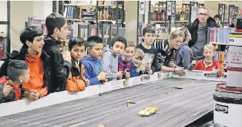  ??  ?? Dicht umringt war die große Carrerabah­n, die bei der „Langen Nacht“in der Kempener Stadtbibli­othek aufgebaut war.