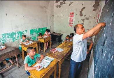  ?? PHOTOS BY FENG SHUAI / FOR CHINA DAILY ?? Chen Haiping teaches at the Liujiashan village school in Shanxi province.