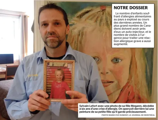  ??  ?? Sylvain Lefort avec une photo de sa fille Megann, décédée à six ans d’une crise d’allergie. On aperçoit derrière lui une peinture de sa petite fille qu’il garde précieusem­ent.