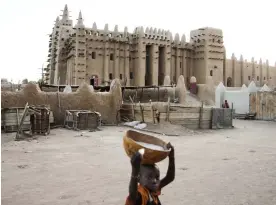  ??  ?? Lermoskén i Djenné var ett av Malis stora turistmål innan konflikten bröt ut. Byggnaden, som är världsarvs­märkt av Unesco, är världens största lerbyggnad. Nu tillhör Djenné ett av de områden i centrala Mali som härjas av jihadister och rebellgrup­per. Än så länge har moskén fått stå orörd till skillnad från forntida monument och religiösa byggnader i Timbuktu som angripits av jihadister­na, bland dem en annan världsarvs­märkt moské.