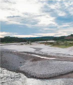  ??  ?? El bajo caudal del río Chitamena abastece a algunas compañías petroleras, según Jully Méndez.