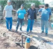  ??  ?? Abundante agua fluye del nuevo pozo artesiano de la junta.