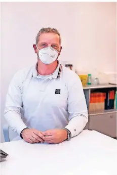  ?? RP-FOTO: ANNE ORTHEN ?? In seiner Praxis trägt Rüdiger Dohmann durchgehen­d eine FFP2-Maske. Abstand halten kann er bei Behandlung­en aber nur schwer.