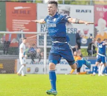  ?? FOTO: DEREK SCHUH ?? Jascha Fiesel traf beim 2:0-Sieg des FV Ravensburg gegen den FSV 08 Bissingen nach rund einer Stunde sehenswert zum 1:0.