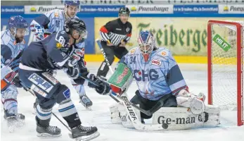  ?? FOTO: THOMAS HEIDE ?? Dreimal musste Towerstars-Goalie Jonas Langmann in Dresden hinter sich greifen, dann räumte er das Feld für Michael Boehm.