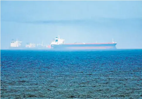  ?? AFP ?? Dos petroleros navegan ayer por las aguas del golfo de Omán, frente a las costas de Emiratos Árabes Unidos