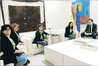  ?? EMILIA GUTIÉRREZ ?? Pilar Cazorla, Ana Lucía Nacher, Ángela Muñoz, Myriam Barros y Mariano Rajoy, ayer en la Moncloa