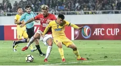  ?? BALI UNITED FOR JAWA POS ?? PETARUNG: Gelandang Bali United asal Belanda Kevin Brands (kiri) dihadang pemain Thanh Hoa FC Tran Dinh Dong di Hanoi kemarin.