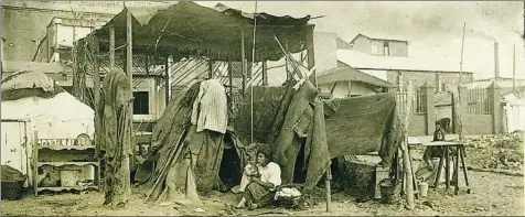  ?? FREDERIC BALLELL / ARXIU FOTOGRÀFIC DE BARCELONA ?? Barraques. Nonell va tornar una vegada i una altra a les barraques, segurament els habitatges d’alguns dels seus models, com aquesta del Somorrostr­o fotografia­da per Ballell