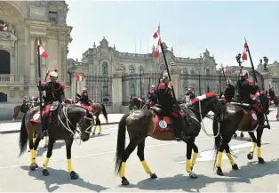  ?? ?? Peruvian military soldiers put on a show in front of the presidenti­al palace at Plaza de Armas.